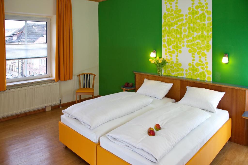 Postel nebo postele na pokoji v ubytování Stadtcafé Hotel garni