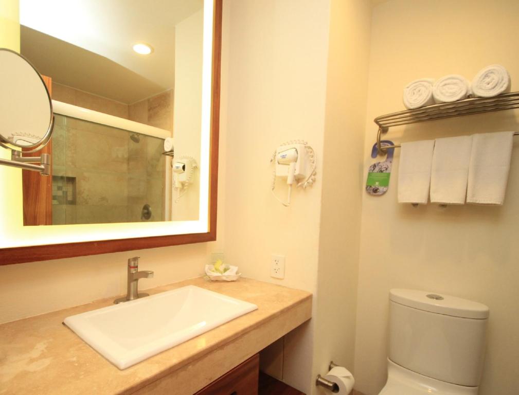 Holiday Inn Huatulco by IHG - 2 Queen Standard Marina View