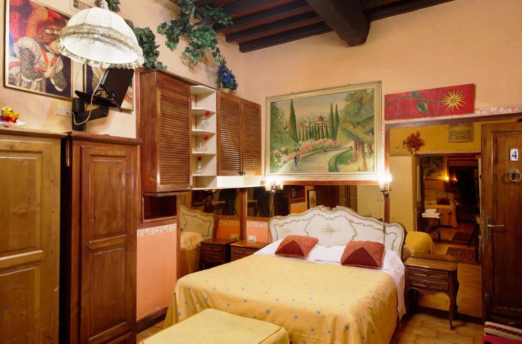 a bedroom with a bed and a painting on the wall at Soggiorno La Pergola in Florence