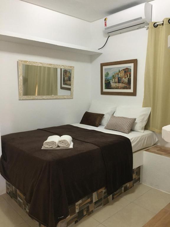 Chales Adria في بورتو دي غالينهاس: غرفة نوم عليها سرير وفوط