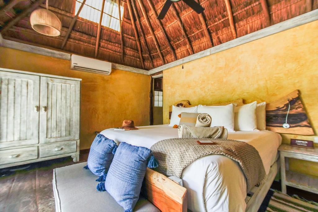 Кровать или кровати в номере Villa Pescadores Tulum-Beachfront hotel by Ahau Collection