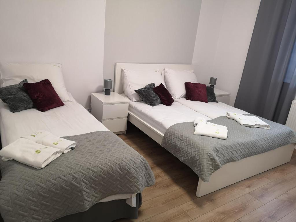 um quarto com 2 camas e toalhas em Apartament Marcella em Gorzów Wielkopolski