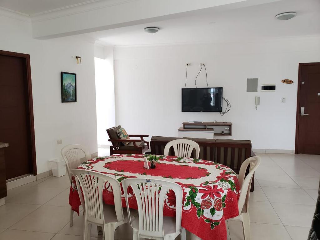 Edificio Las Palmas 3100 - Apartamento De Tres Habitaciones