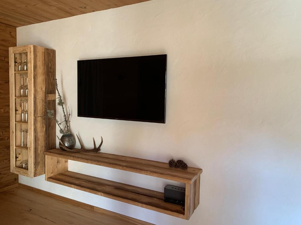 Televiisor ja/või meelelahutuskeskus majutusasutuses Chalet RelaxAlp Garfrescha