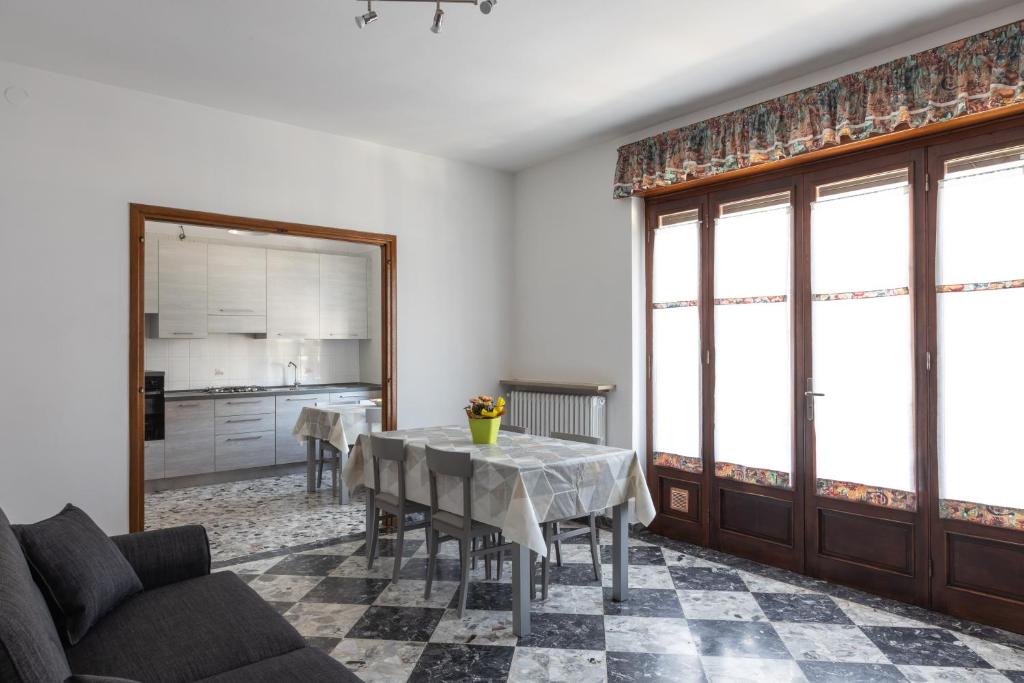 uma sala de jantar com uma mesa e uma cozinha em Les 2 Soeurs em Pont-Saint-Martin