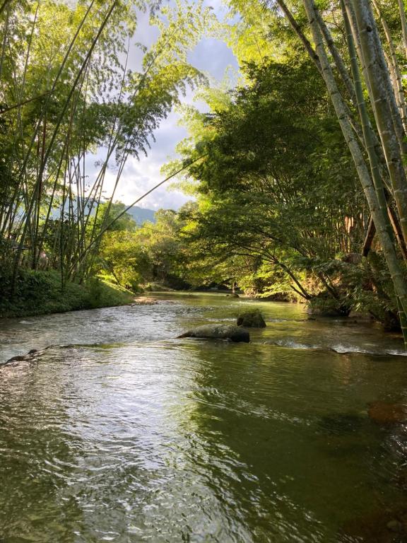 une rivière avec un pont arboré dans l'établissement Cabaña El Arenal San Rafael Antioquía, à San Rafael