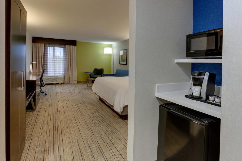 Holiday Inn Express & Suites Troy by IHG - Room King Estándar Con Sofá Cama