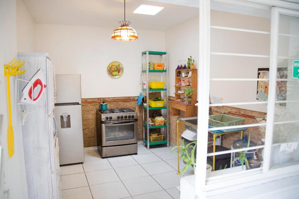 Kuchyň nebo kuchyňský kout v ubytování Casa Canario Hostel
