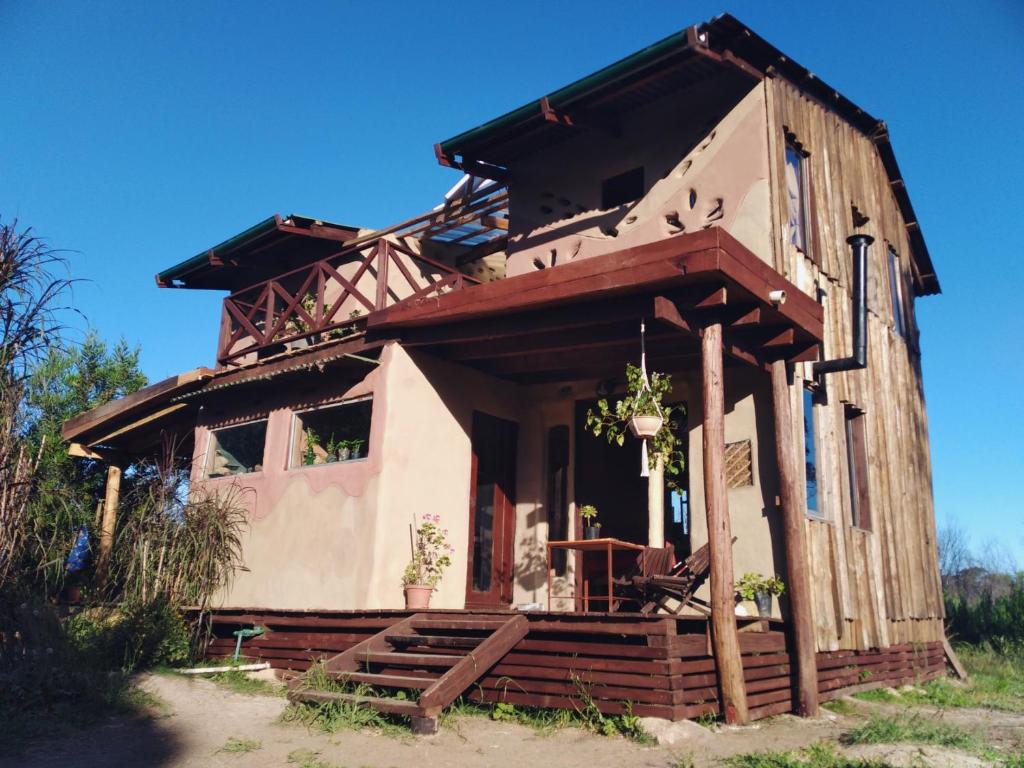 uma casa que está sentada na relva em Raices del Mar em La Pedrera