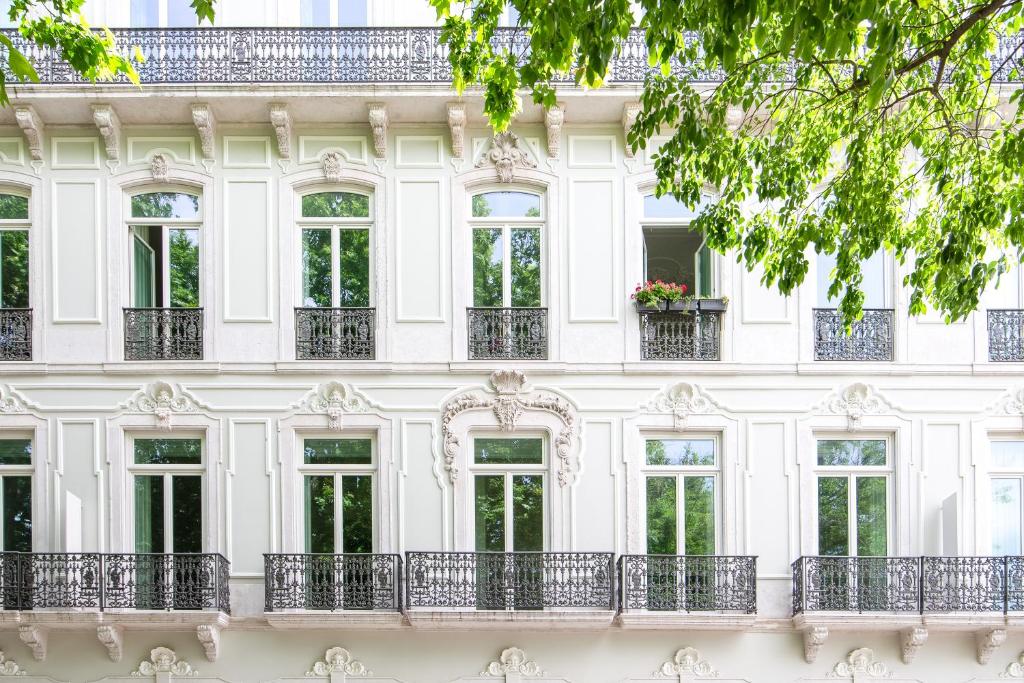 un edificio blanco con ventanas y balcones en Liberdade 12 by The Good Neighbour in Lisbon en Lisboa