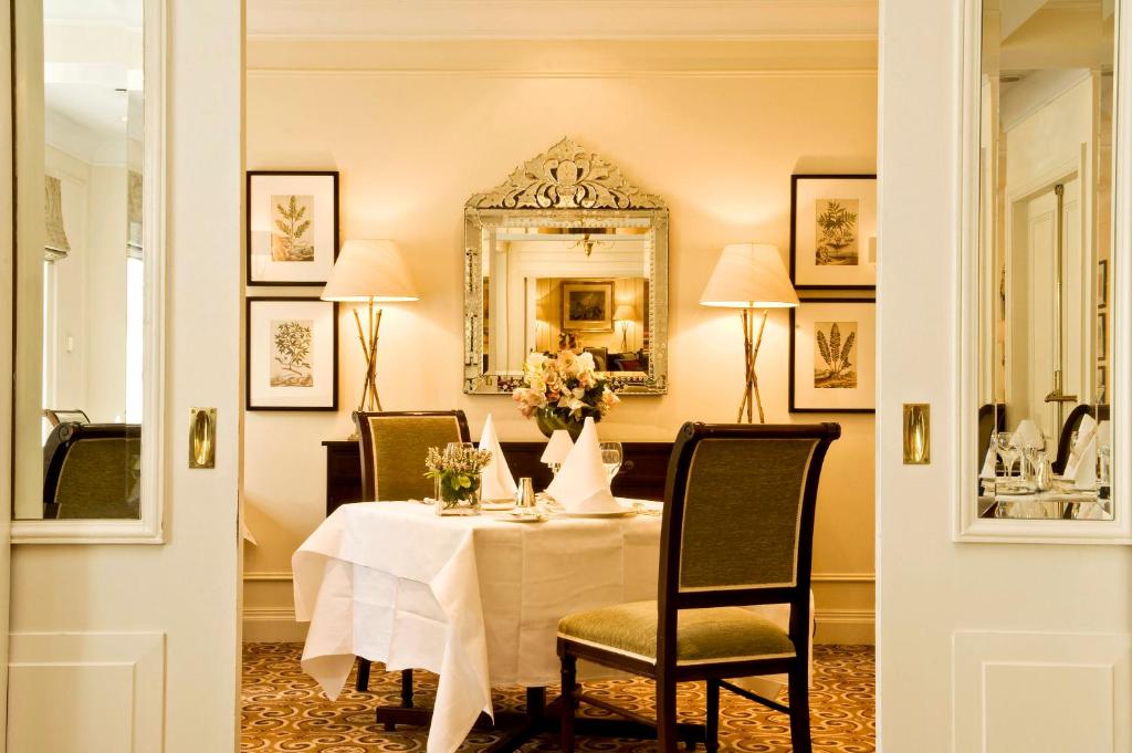 Fotografie z fotogalerie ubytování The Keadeen Hotel v destinaci Newbridge