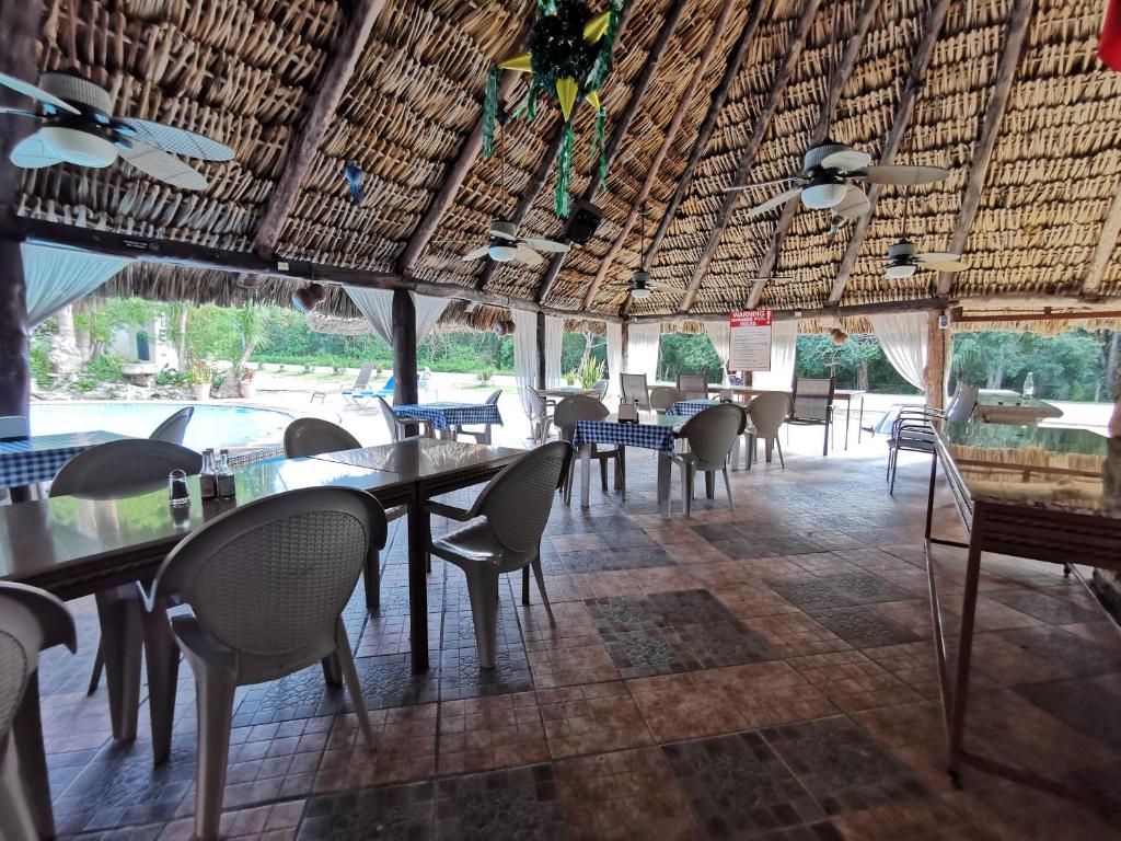 Restaurant o un lloc per menjar a Hotel Doralba Inn Chichen
