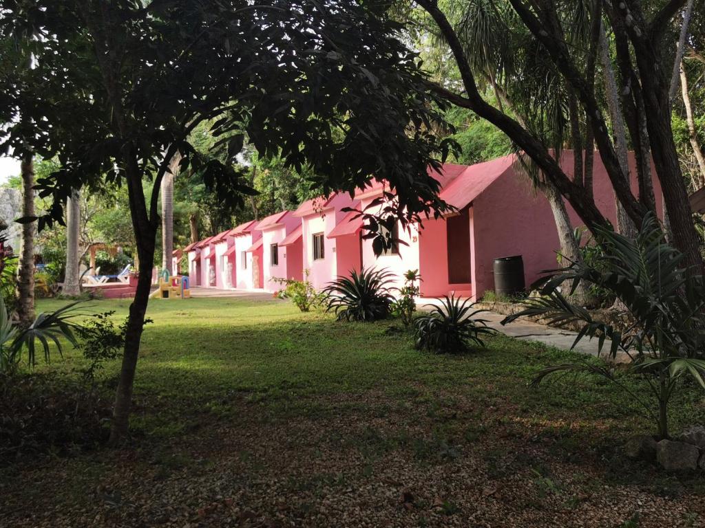 Jardí fora de Hotel Doralba Inn Chichen