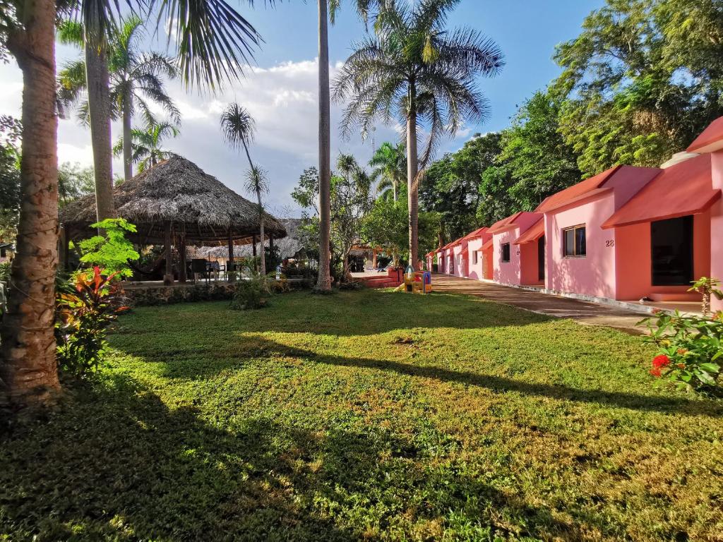 Jardí fora de Hotel Doralba Inn Chichen
