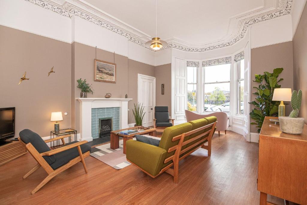 a living room filled with furniture and a fireplace at 16 1 Eildon Street in Edinburgh