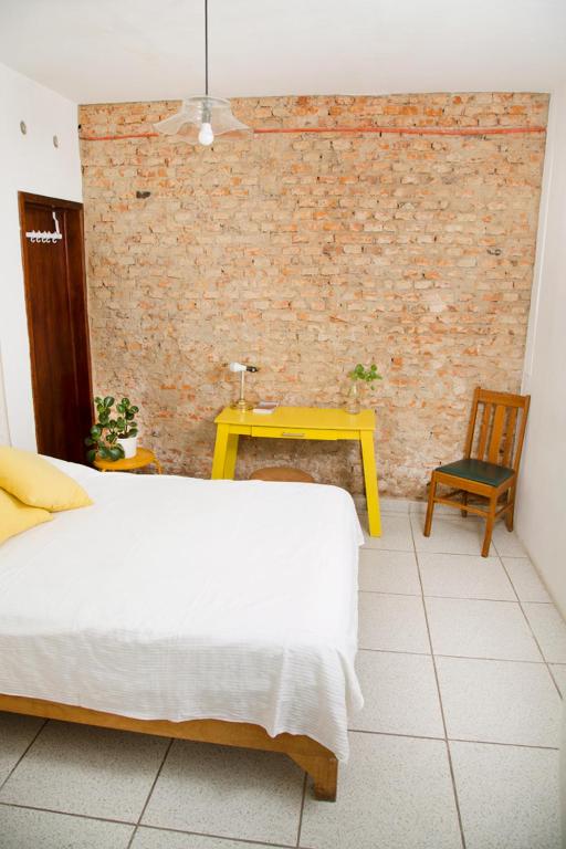 Postel nebo postele na pokoji v ubytování Casa Canario Hostel