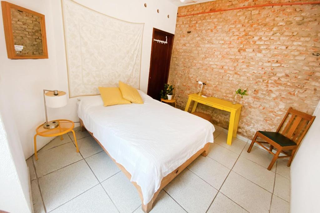 Postel nebo postele na pokoji v ubytování Casa Canario Hostel