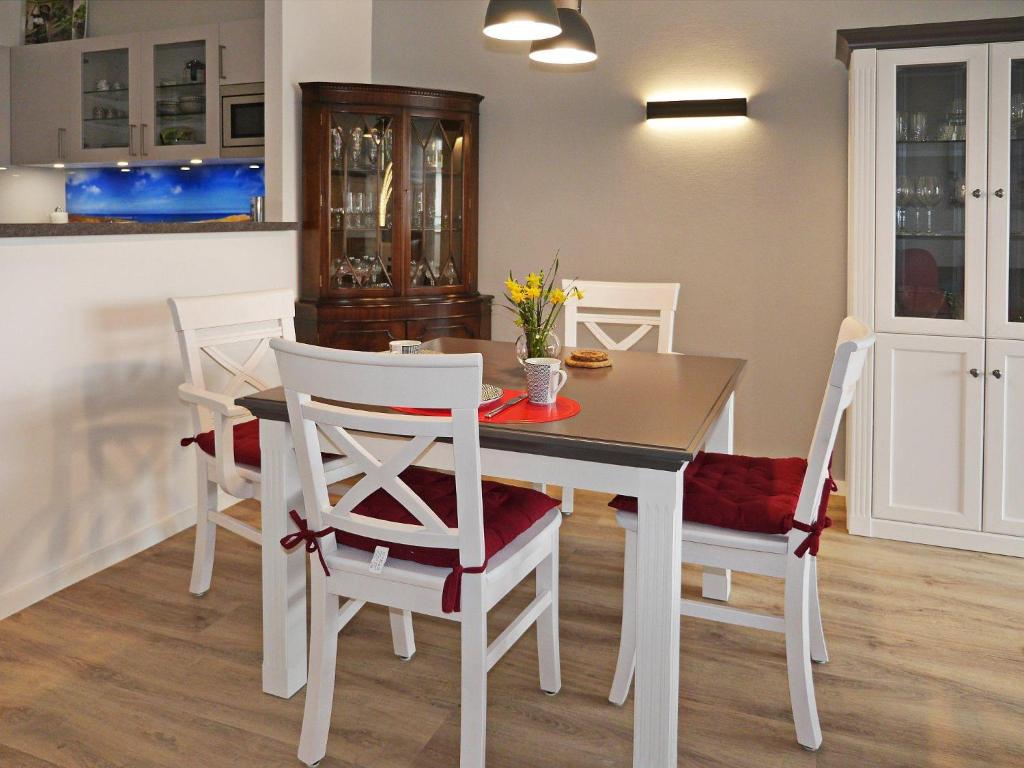 ein Esszimmer mit einem weißen Tisch und Stühlen in der Unterkunft Techt bi Strön in Westerland