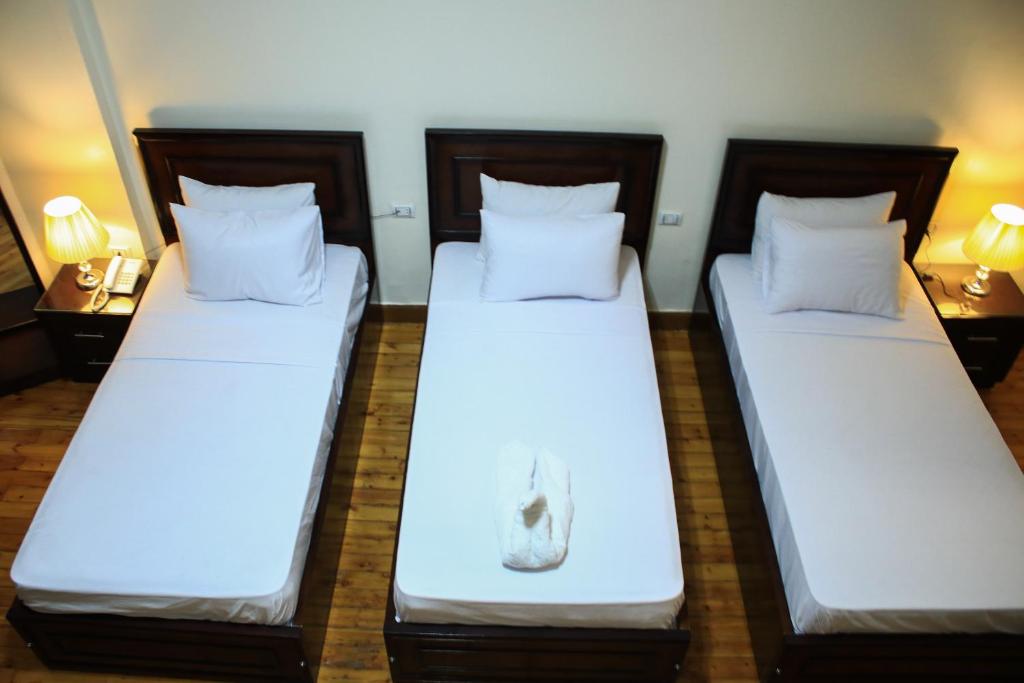 Uma cama ou camas num quarto em Kmt Hostel