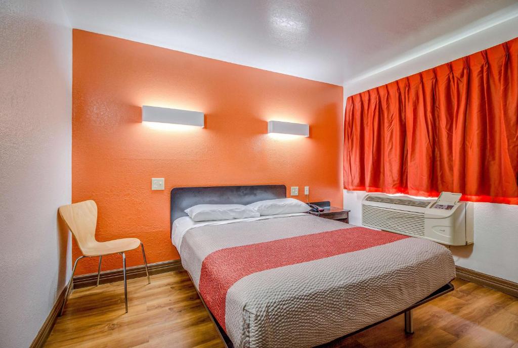Postel nebo postele na pokoji v ubytování Motel 6-Conroe, TX