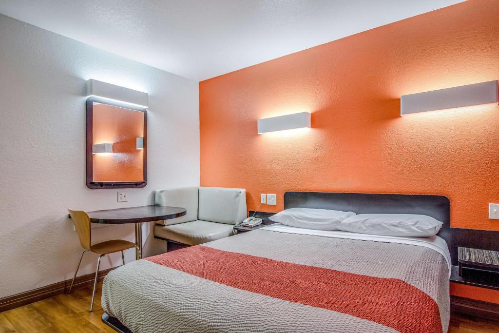 Postel nebo postele na pokoji v ubytování Motel 6-Conroe, TX