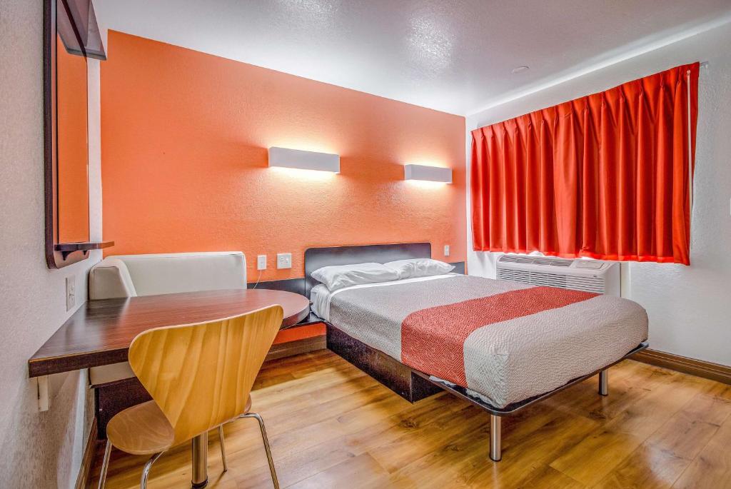 Postel nebo postele na pokoji v ubytování Motel 6-Conroe, TX