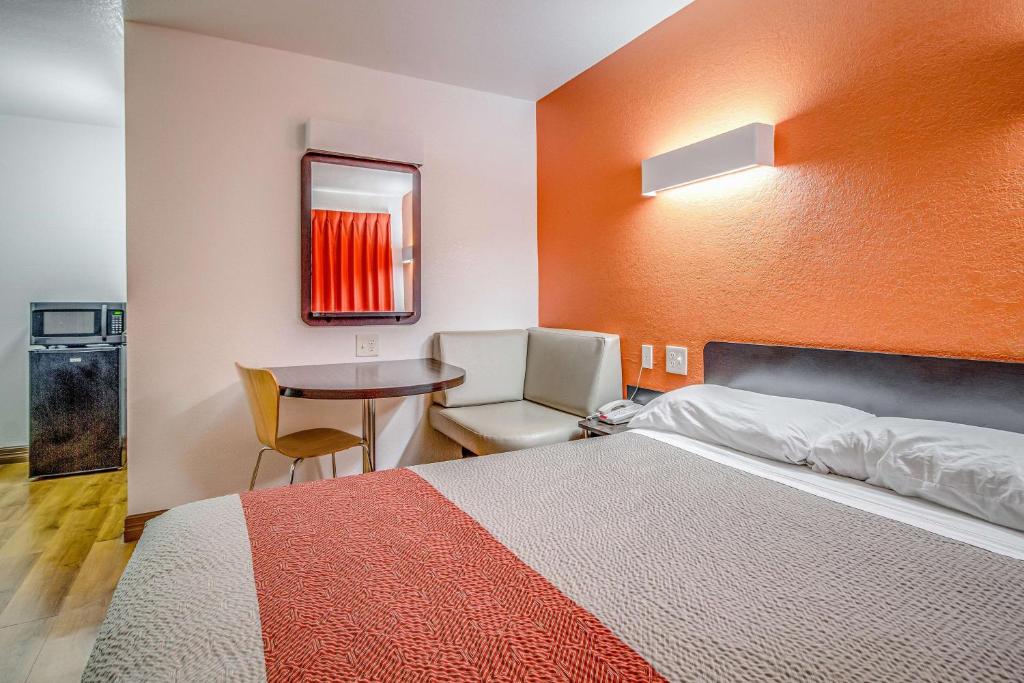 Postel nebo postele na pokoji v ubytování Motel 6-Conroe, TX