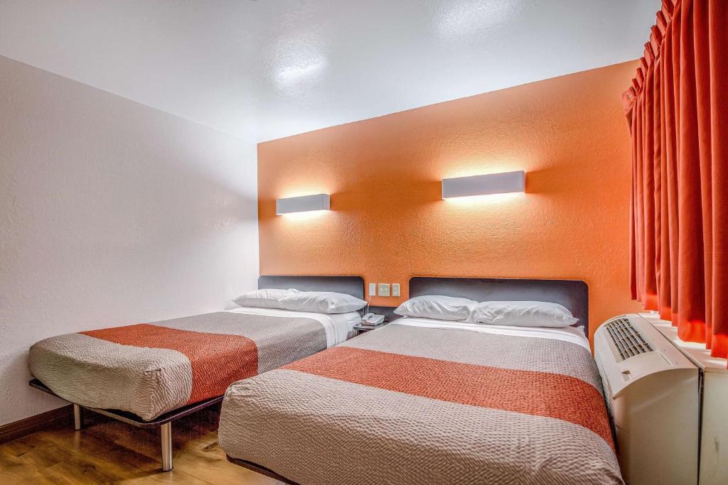 Postel nebo postele na pokoji v ubytování Motel 6-Conroe, TX