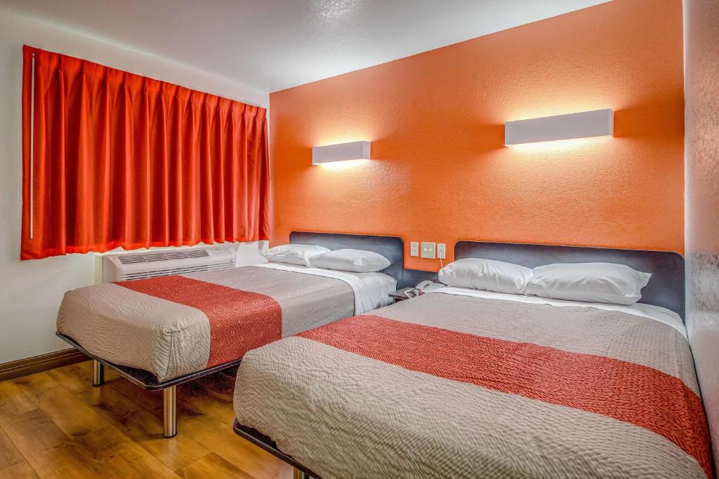 Postel nebo postele na pokoji v ubytování Motel 6-Conroe, TX