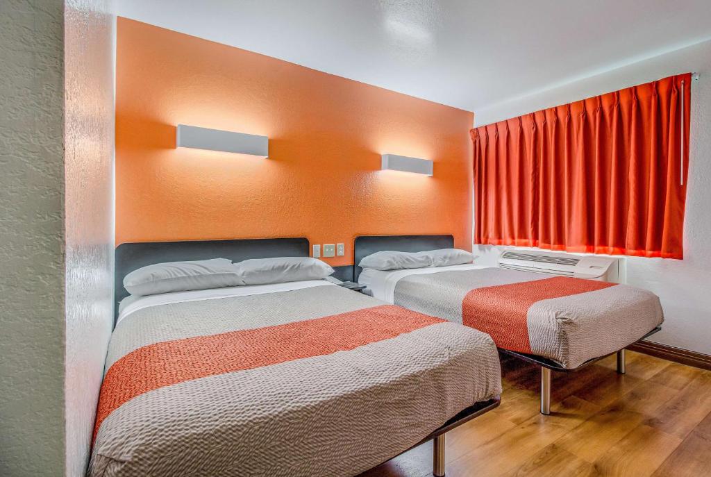 Postel nebo postele na pokoji v ubytování Motel 6-Conroe, TX