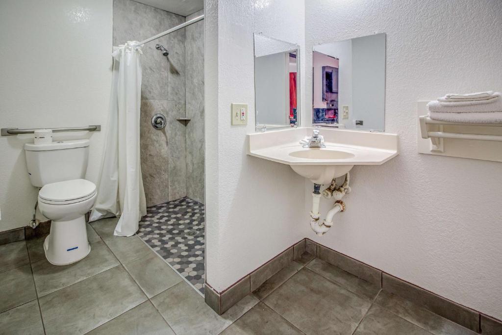 Koupelna v ubytování Motel 6-Conroe, TX