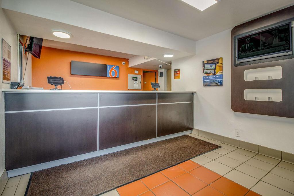 TV a/nebo společenská místnost v ubytování Motel 6-Conroe, TX