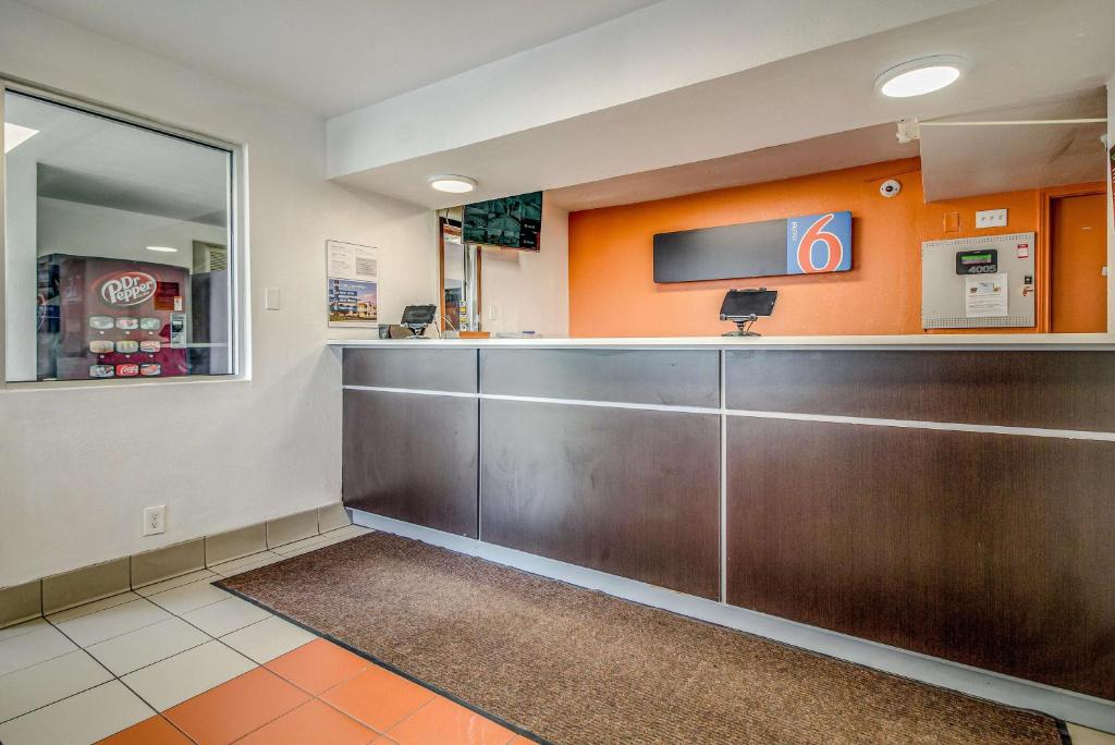 TV a/nebo společenská místnost v ubytování Motel 6-Conroe, TX