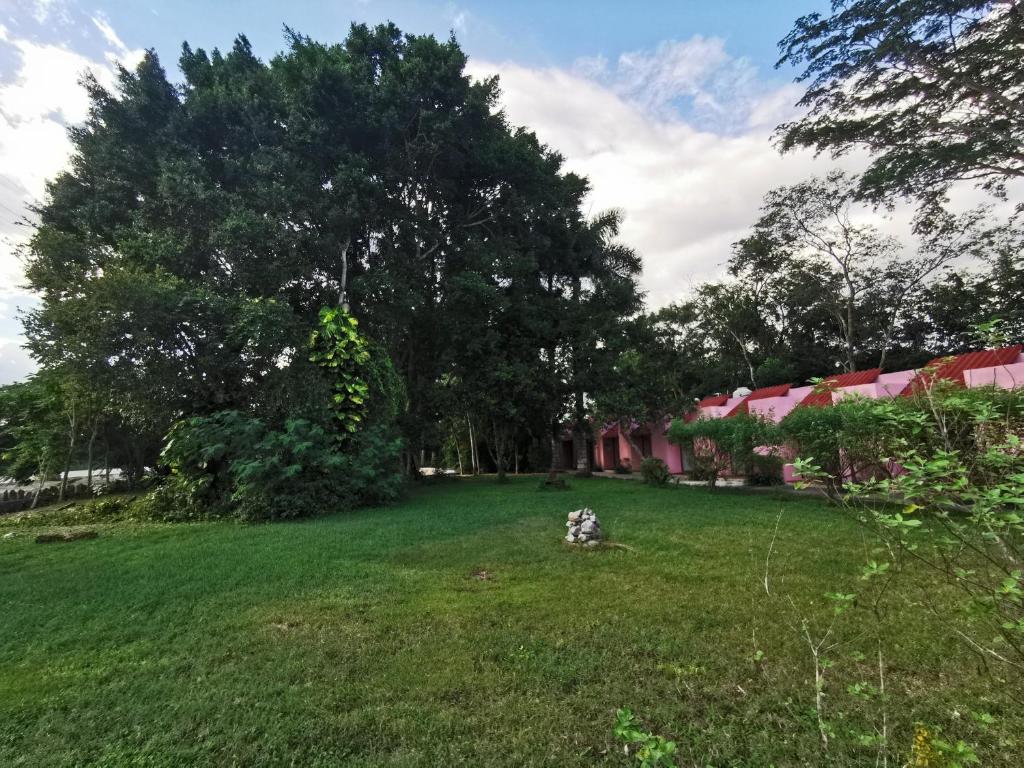 Jardí fora de Hotel Doralba Inn Chichen