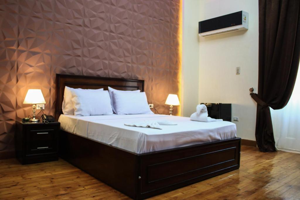 Uma cama ou camas num quarto em Kmt Hostel