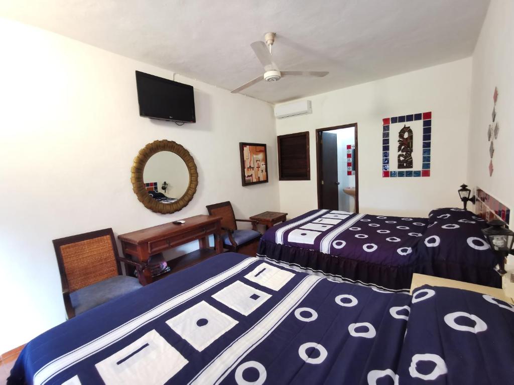 Llit o llits en una habitació de Hotel Doralba Inn Chichen