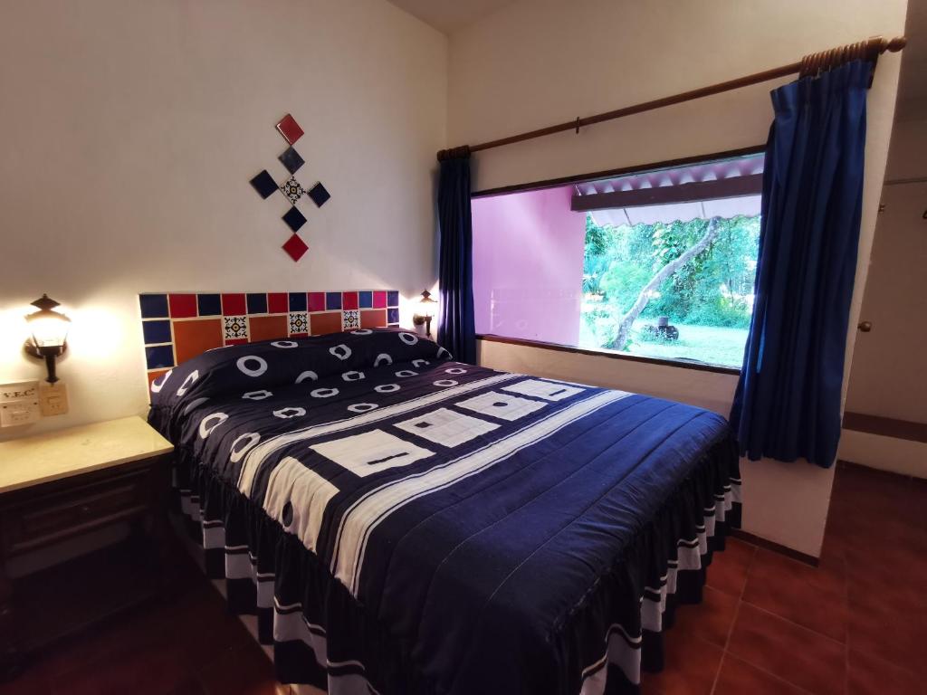 Llit o llits en una habitació de Hotel Doralba Inn Chichen