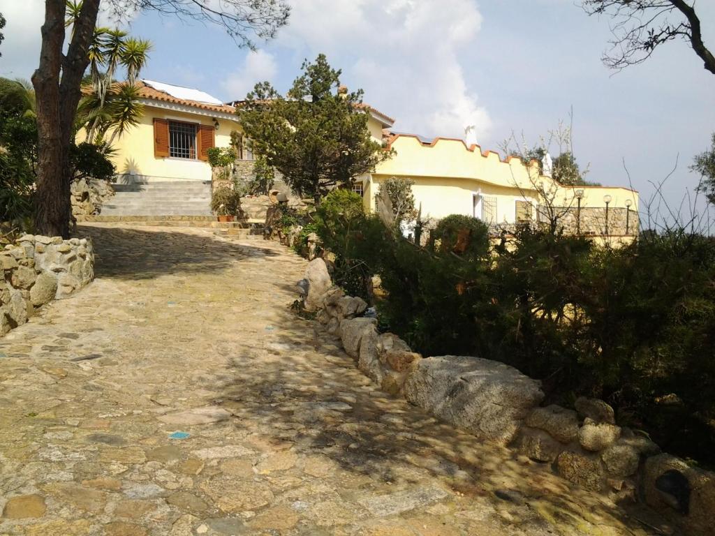 une maison avec un chemin en pierre en face d'une maison dans l'établissement Fonte Del Ulivo Codice Iun F3138 EX Antica Fonte3, à La Maddalena