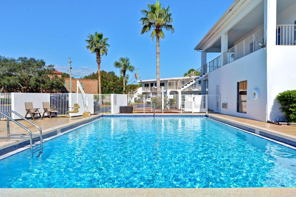 Bazén v ubytování Motel 6-Destin, FL nebo v jeho okolí