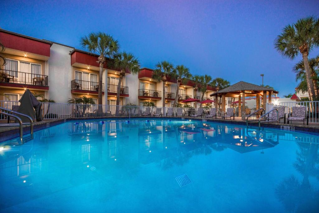a hotel room with a pool and a swimming pool at La Quinta by Wyndham Clearwater Central in Clearwater