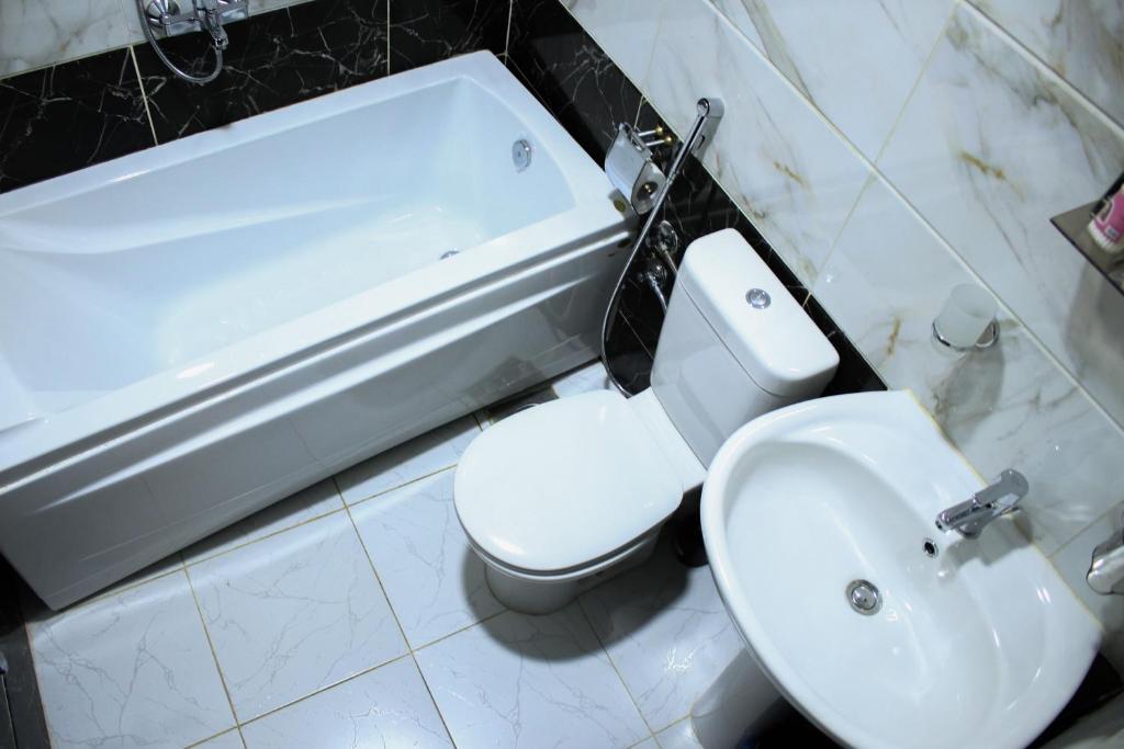 Uma casa de banho em Kmt Hostel