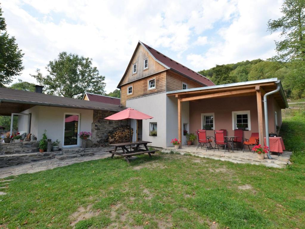 Zdjęcie z galerii obiektu Spacious holiday home with pool w mieście Malečov