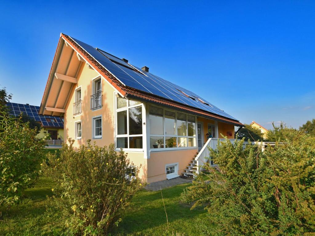 una casa con paneles solares en el techo en Fantastic holiday home in Sch nsee Bavaria en Schönsee