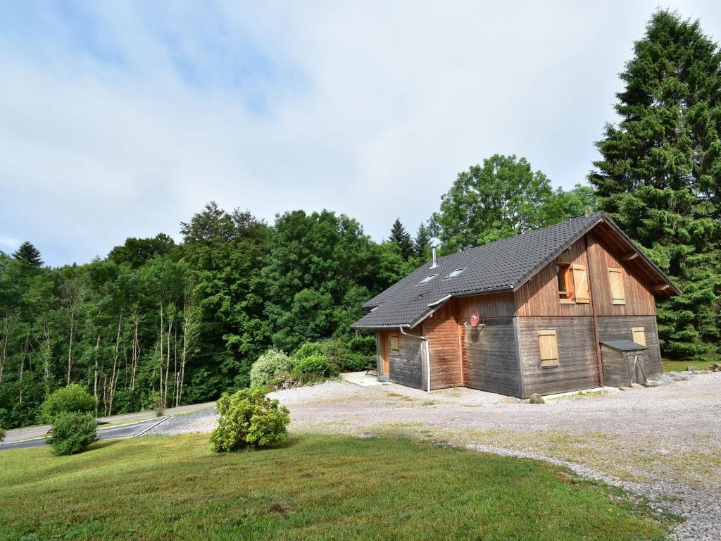 una piccola casa in legno sul lato di una strada di Cosy chalet in Li zey with countryside views a Liézey