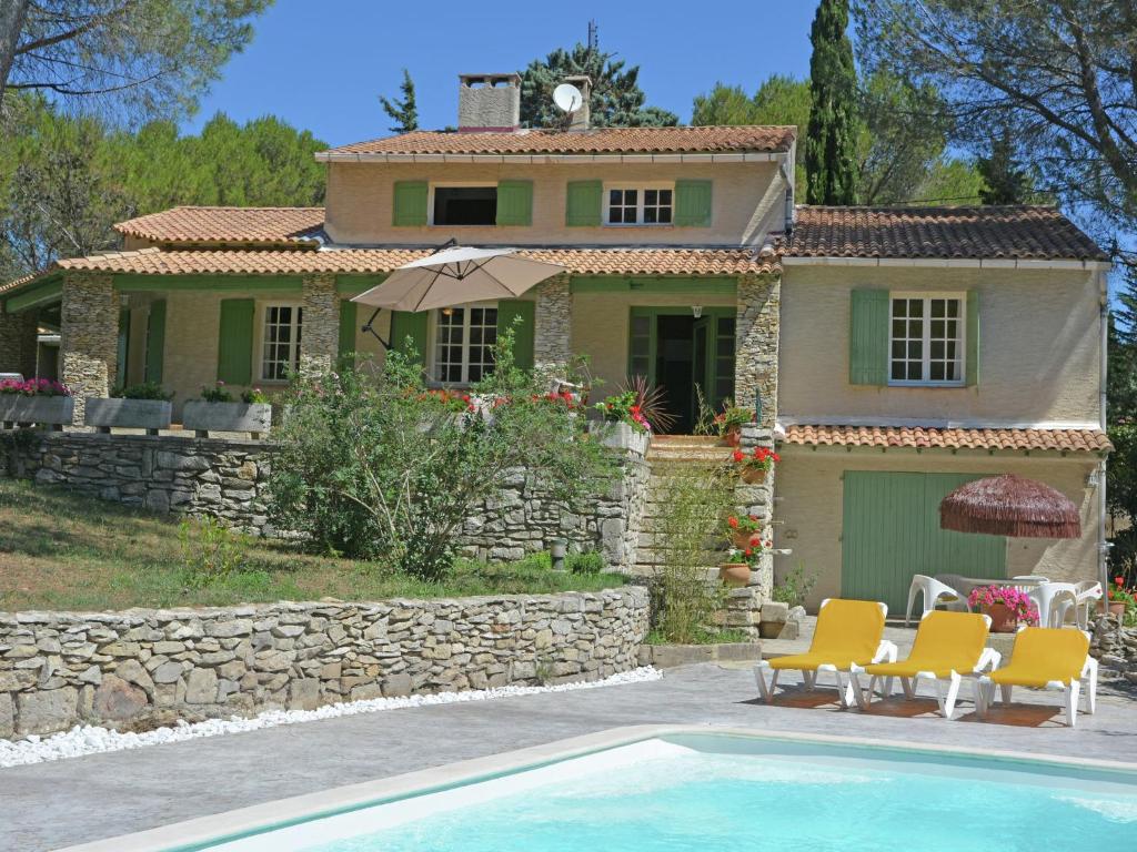ボーケールにあるLush Villa in Beaucaire with Swimming Poolの家の前にスイミングプールがある家