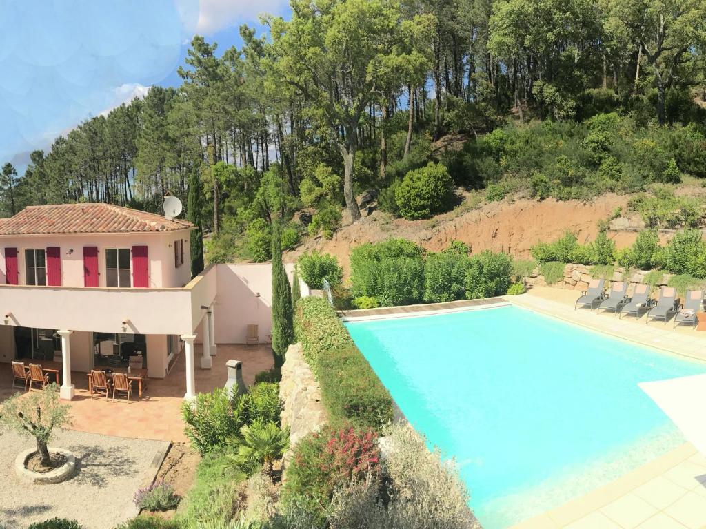 ル・ムイにあるExclusive villa in Le muy with private poolのスイミングプール付きのヴィラ、家