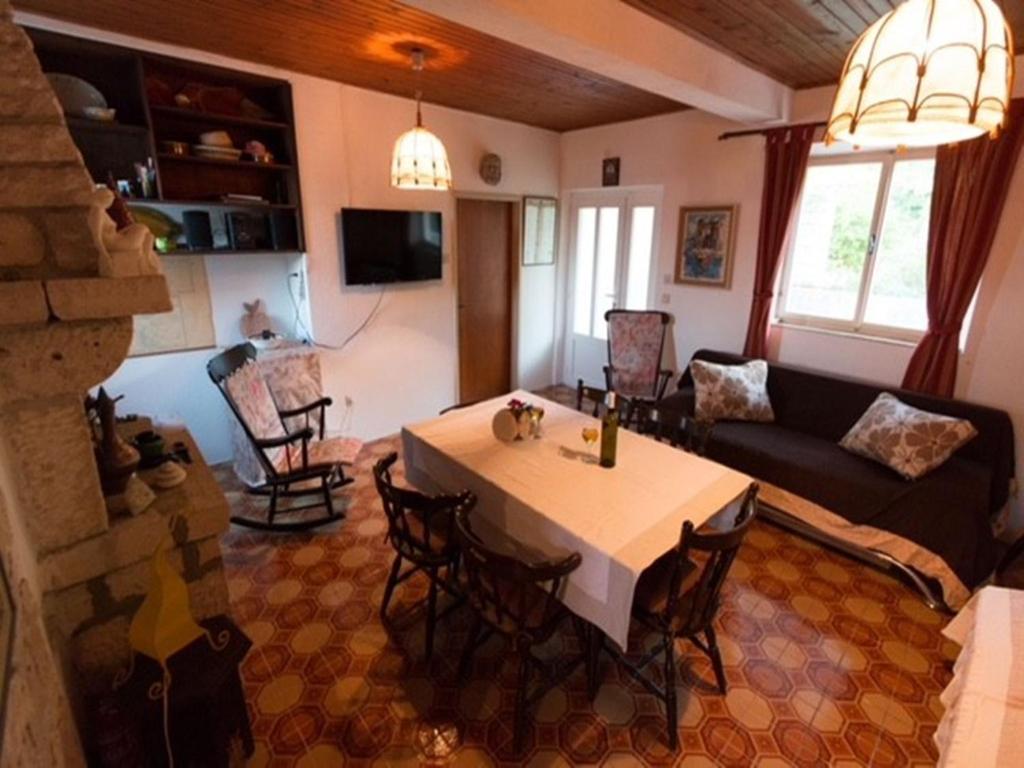 TV a/nebo společenská místnost v ubytování Authentic island house with nice sea view