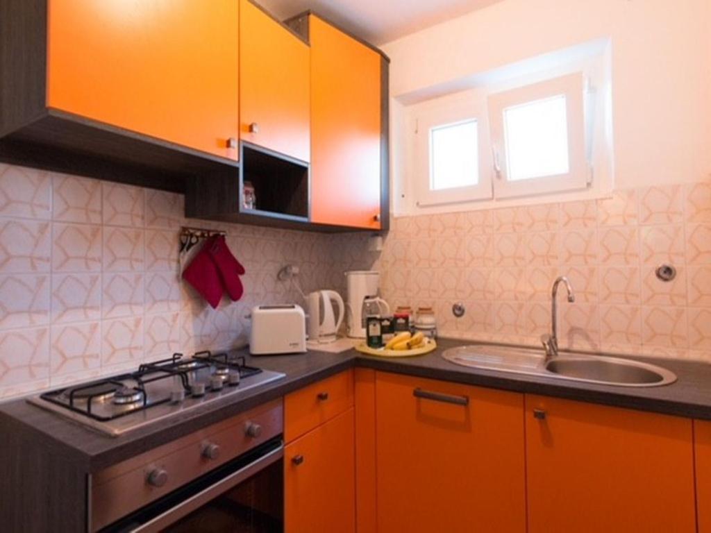 Kuchyň nebo kuchyňský kout v ubytování Authentic island house with nice sea view