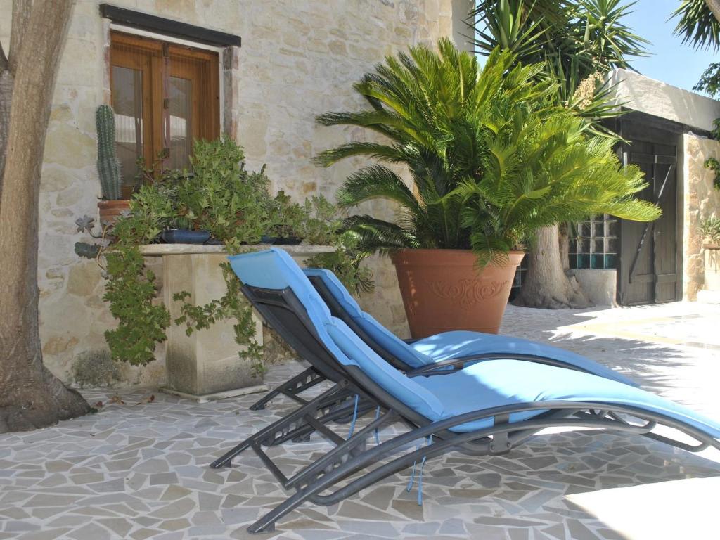 un sillón azul sentado en un patio en Attractive Villa in Giannoudi with Private Pool en Giannoudi