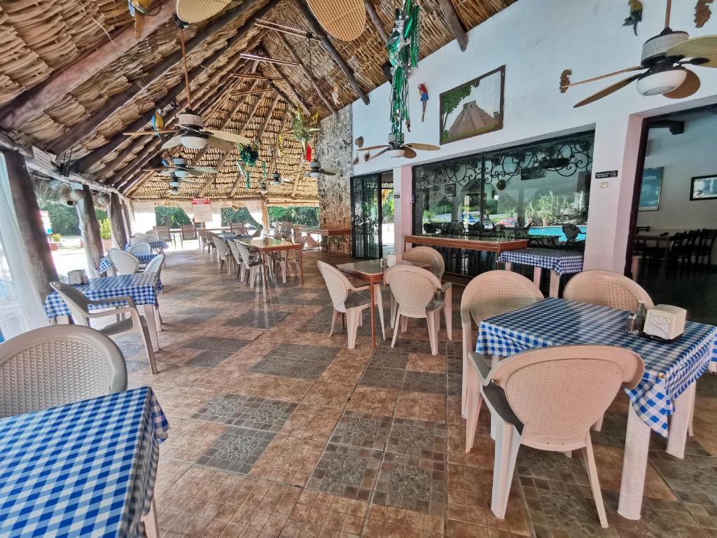 Restaurant o un lloc per menjar a Hotel Doralba Inn Chichen
